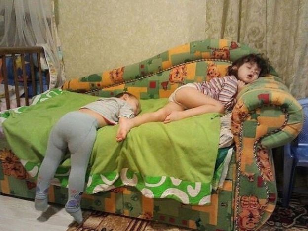 Criança não dorme. Encosta um pouco, pra regarregar.