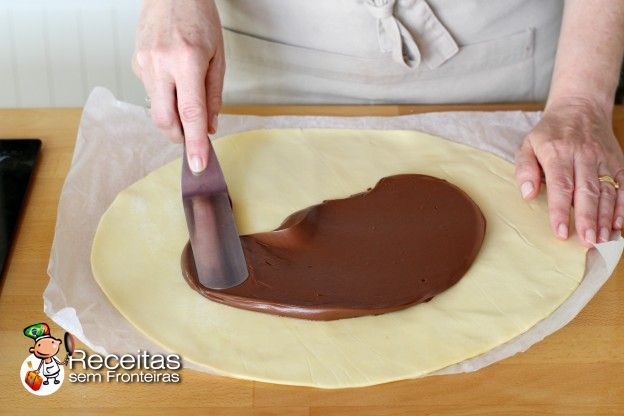 Colocar a Nutella na massa