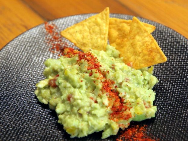 Guacamole com chips de milho