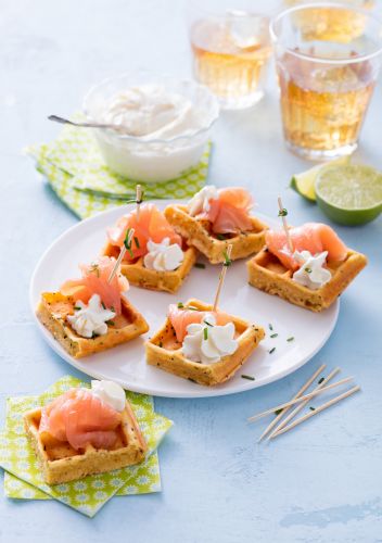 Mini gaufres de salmão defumado e seu chantilly ao limão verde