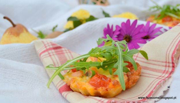 Tartelettes de salmão e tomate cereja