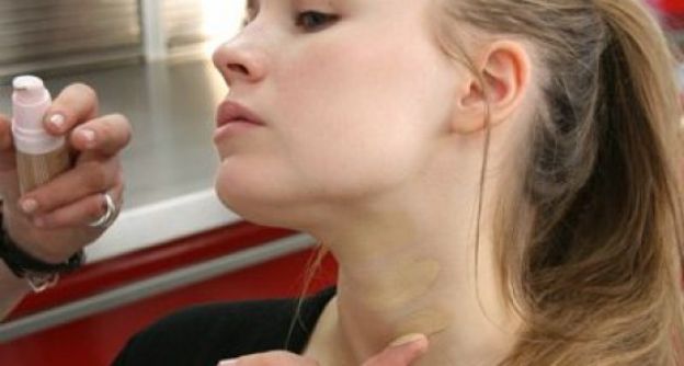 Testar a cor da base na mão...