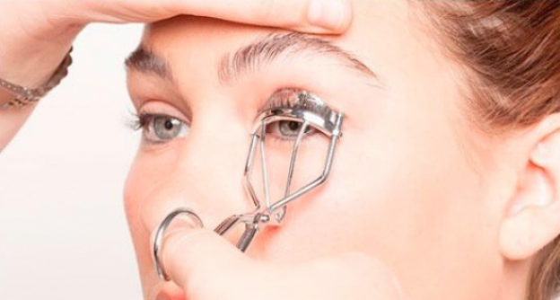 Curvar os cílios depois de passar a máscara