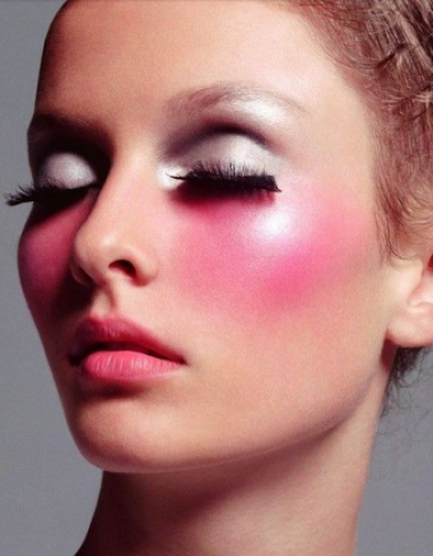 Cara de boneca de louça