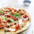 Pizza com  tomates e azeitonas
