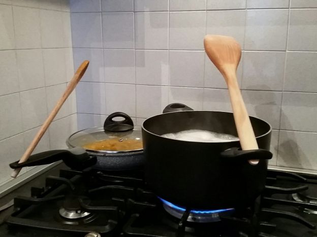 Furo no cabo da panela