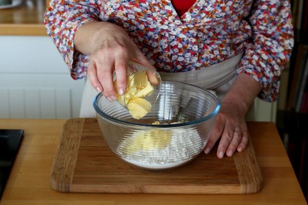 Colocar a manteiga mole