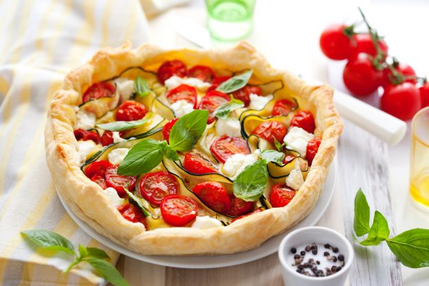 Pizza de muçarela de búfala e tomates cerejas