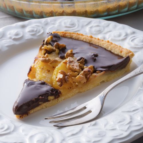 Torta de chocolate, peras e nozes pecan