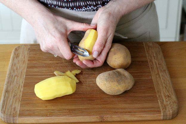 Descascar as batatas