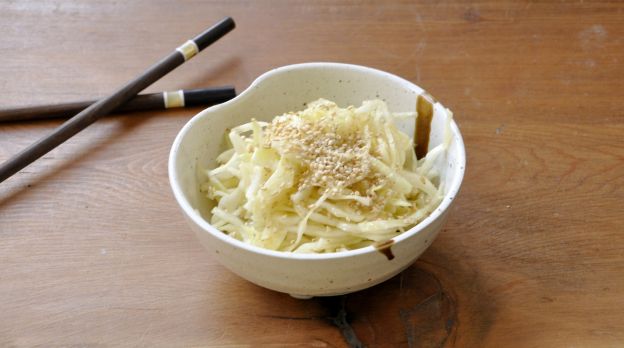 Salada de repolho branco como no restaurante japonês