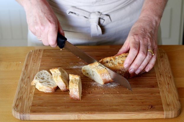 Cortar o pão em diagonal