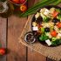 Salada grega com macarrão