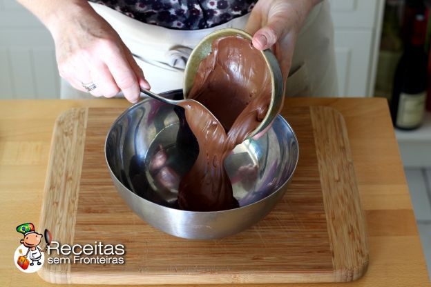 Colocar a Nutella numa tigela