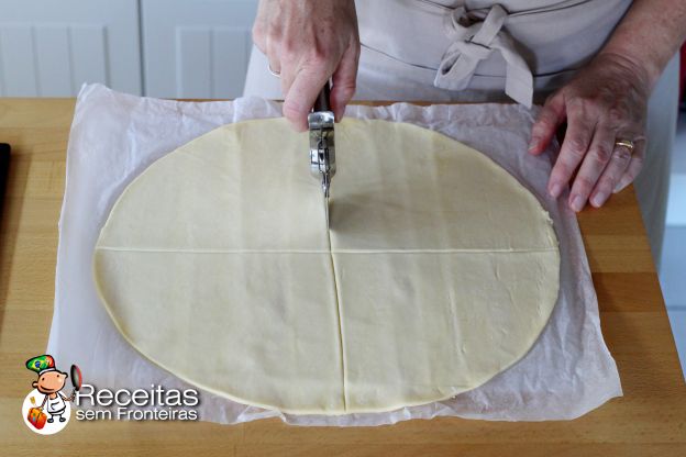 Corte a massa em 4 triângulos