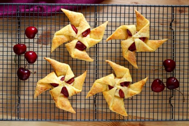 Cataventos folhados e cerejas