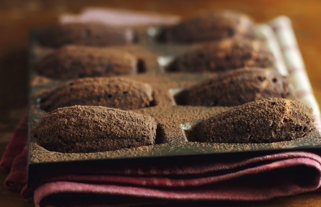 54. Untando forma de bolo com embalagem da manteiga