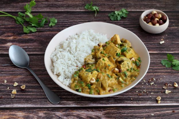 Curry com tofu, avelãs e leite de coco