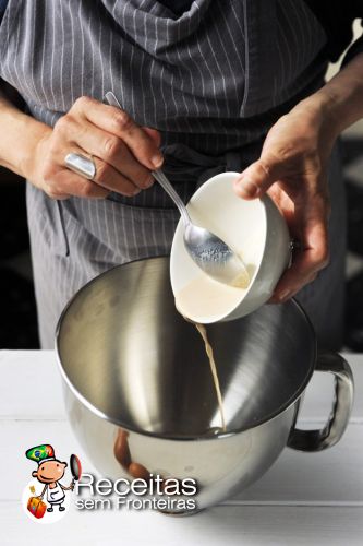 Colocar o fermento na tigela do processador