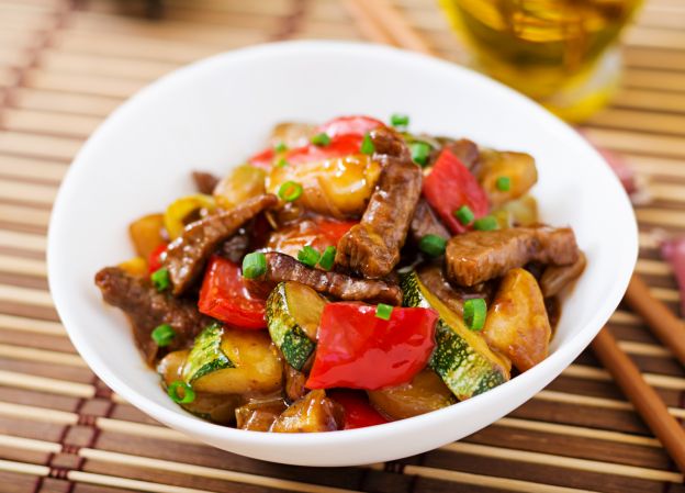 Salteado de carne e legumes