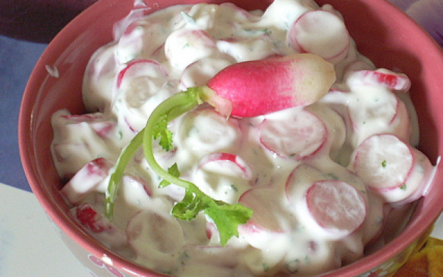 Salada de rabanetes rosas e ervas frescas