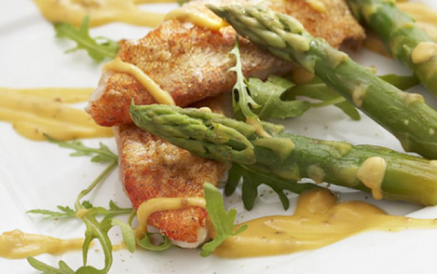 Espargos verdes em um molho doce com grapefruit e mamão