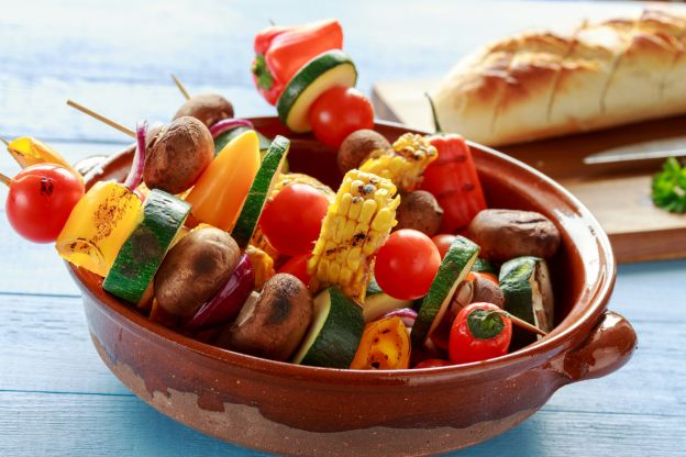 Espetos de frango e cogumelos