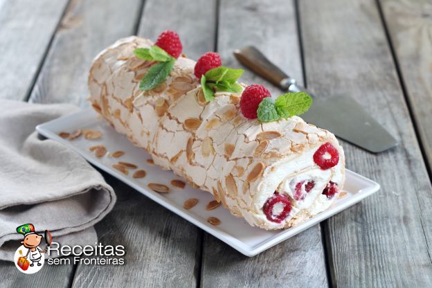 Tronco de Natal de merengue com framboesas