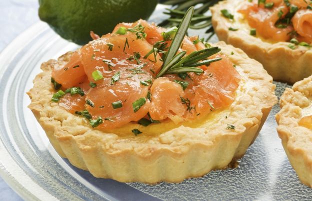 Tortinhas salgadas de salmão defumado