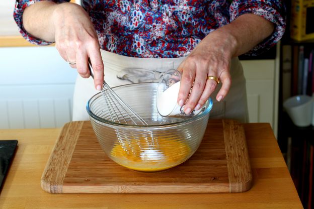 Misturar ovos e açúcar