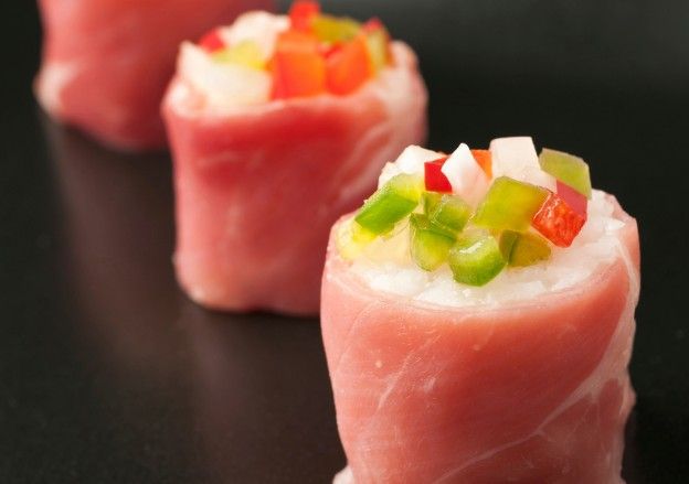 Rolinhos de presunto, queijo e pimentão