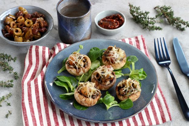 Champignons recheados com tomate seco e azeitonas