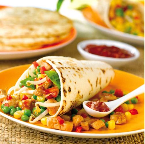 Tortillas com cubos de frango e milho