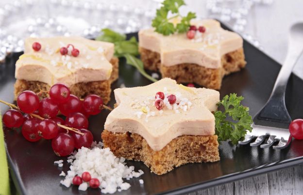 Canapés de peito de peru, frango ou foie gras com pão integral