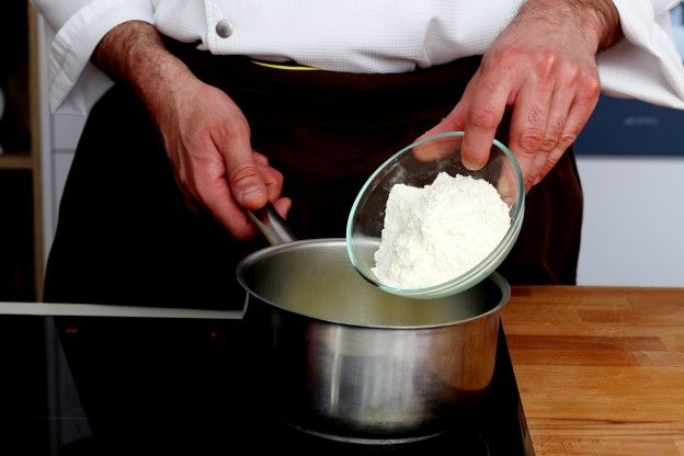 Colocar a farinha nos líquidos ferventes