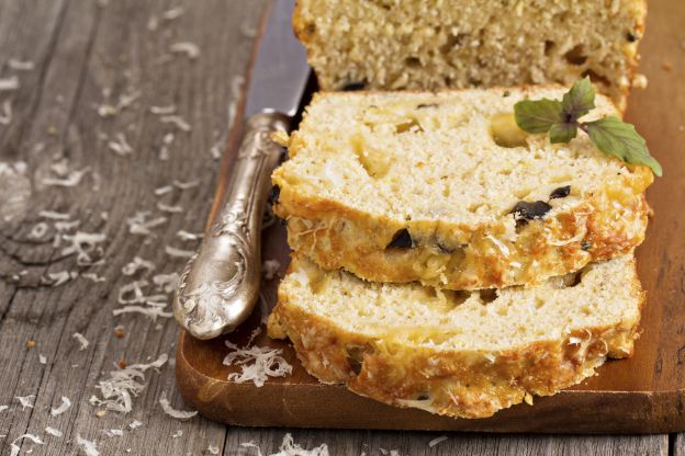 9. Bolo salgado com queijo, azeitonas e manjericão