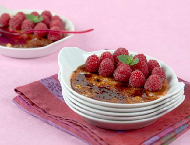 Crème brûlée com praline e framboesas