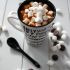 Chocolate quente com mini marshmallows