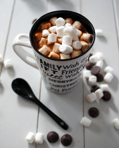 Chocolate quente com mini marshmallows