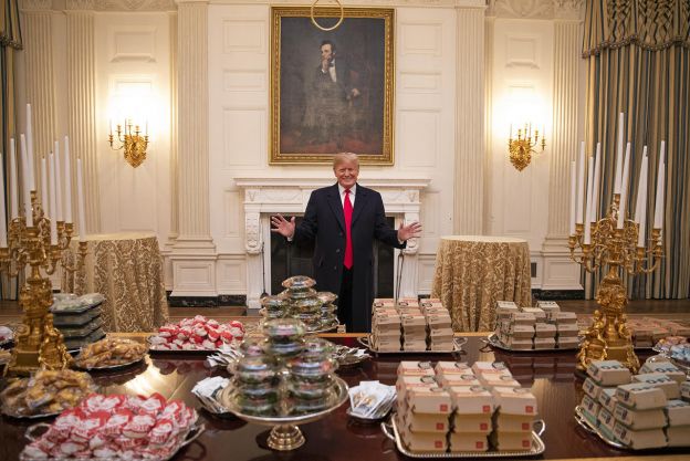 Donald Trump serviu esta refeição para o time de futebol campeão da Universidade Clemson em 2019...