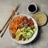 Poke bowl de atum, quinoa e legumes crus
