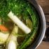 utilize um caldo de legumes para fazer um molho vegano