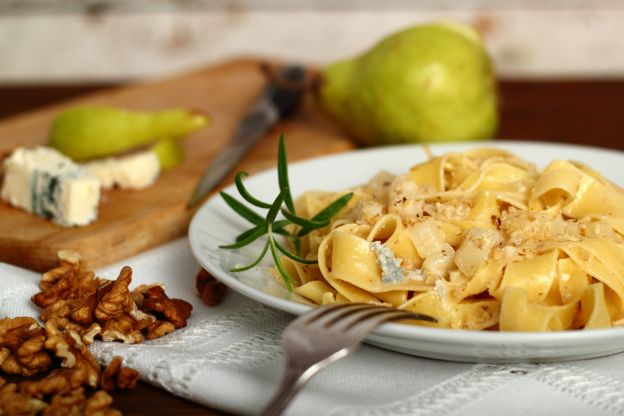 Pappardelle com gorgonzola, peras e nozes