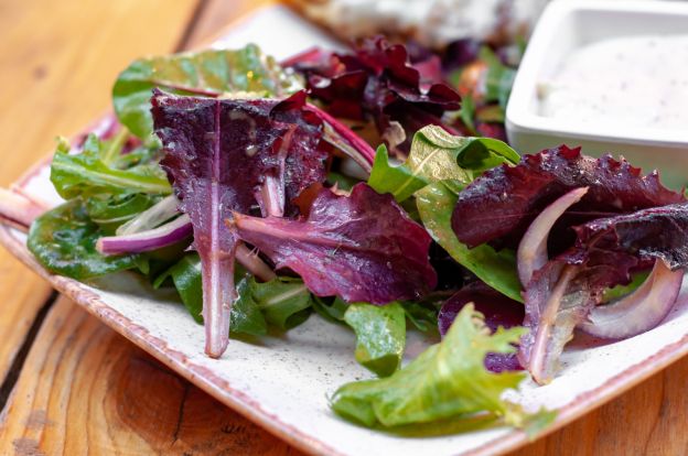 SERVIR QUEIJO E colocar SALADAS ao lado