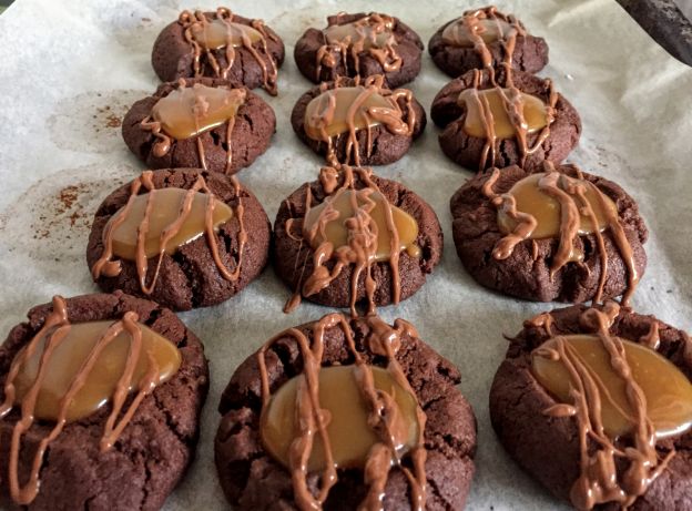 Cookies de chocolate com caramelo