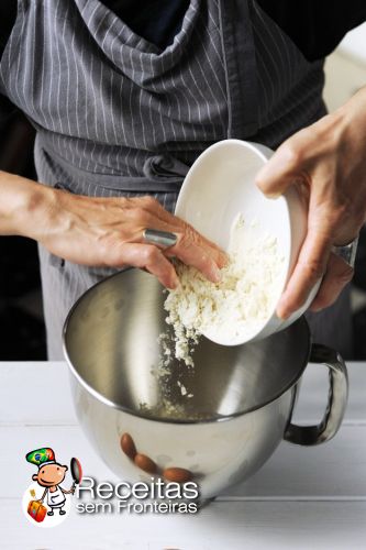 Colocar os ingredientes secos