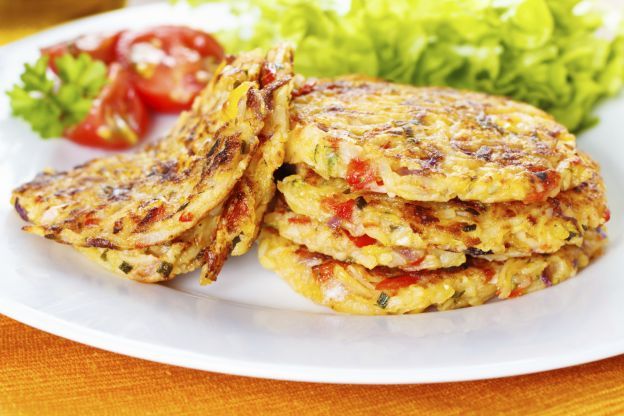 Hambúrguer de abobrinha, cenoura e mussarela