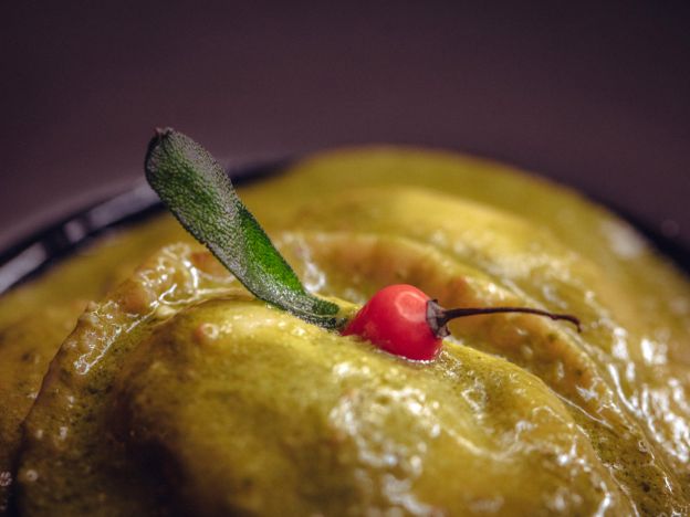 RAVIOLONE DE BURRATA COM PESTO DE TAIOBA