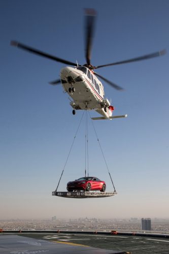 Transporte de carros em helicóptero