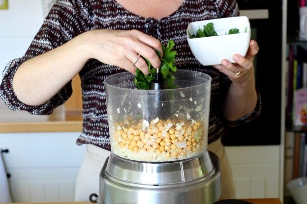 Acrescentar o grão de bico e as ervas